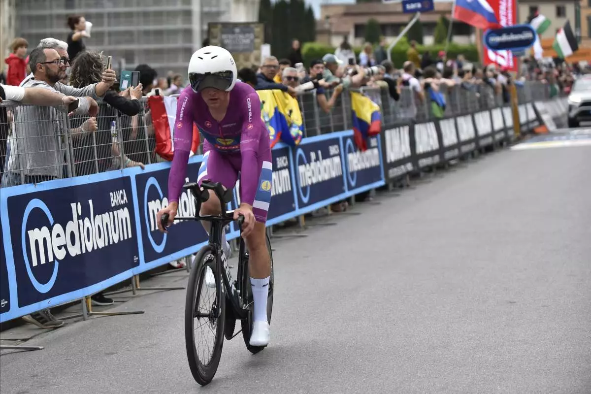 Hoole vince la crono di Pisa, Del Toro resta maglia rosa
