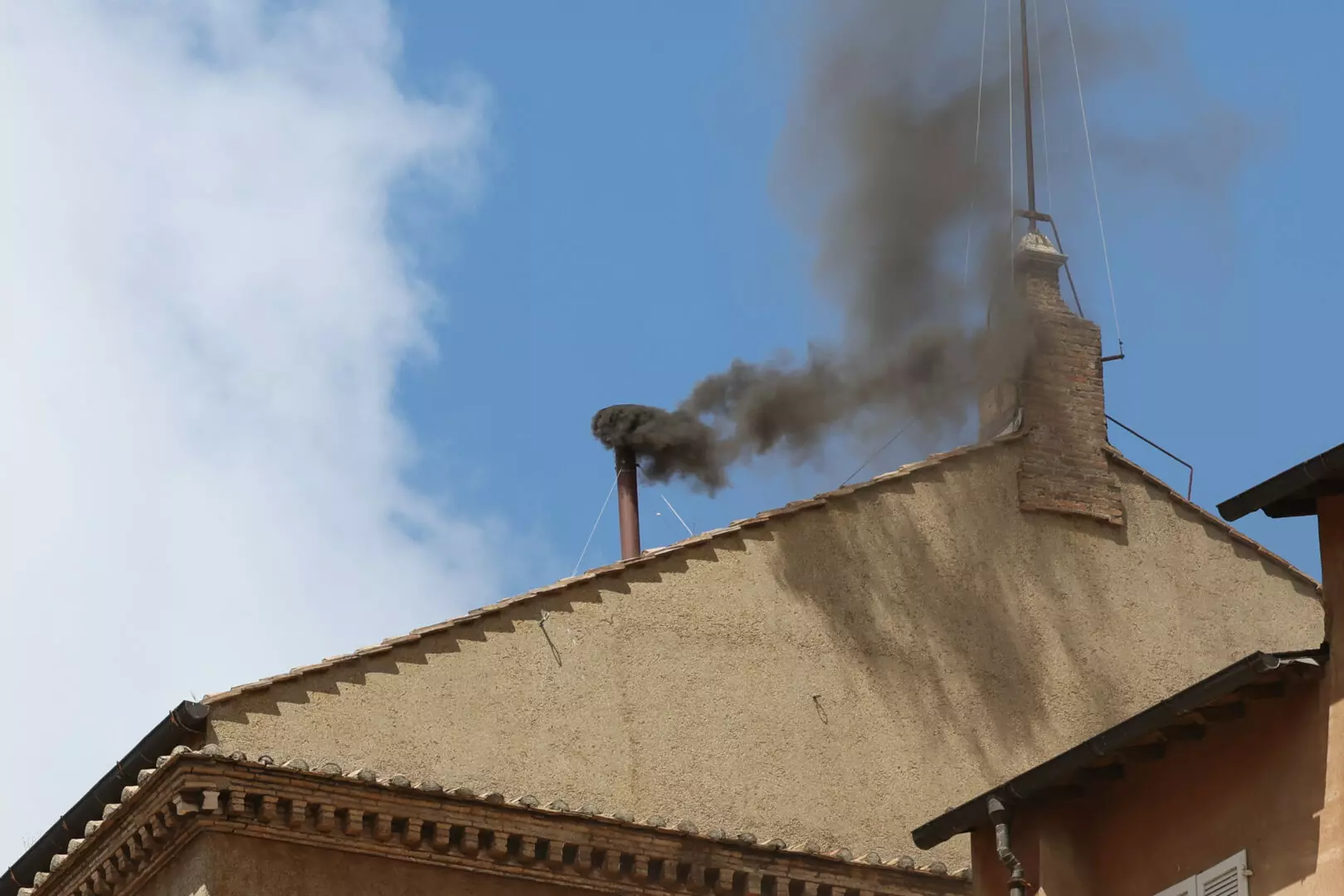Seconda giornata di Conclave per l’elezione del nuovo Pontefice. Ancora una fumata nera