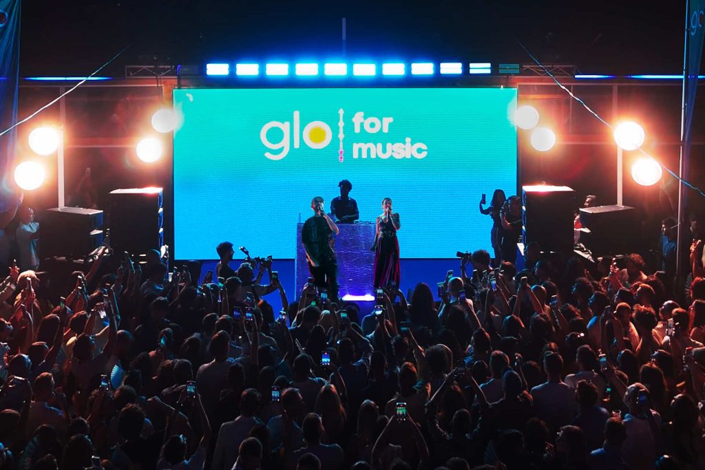 “glo for music”, a Napoli esibizione live a sorpresa dei Coma Cose