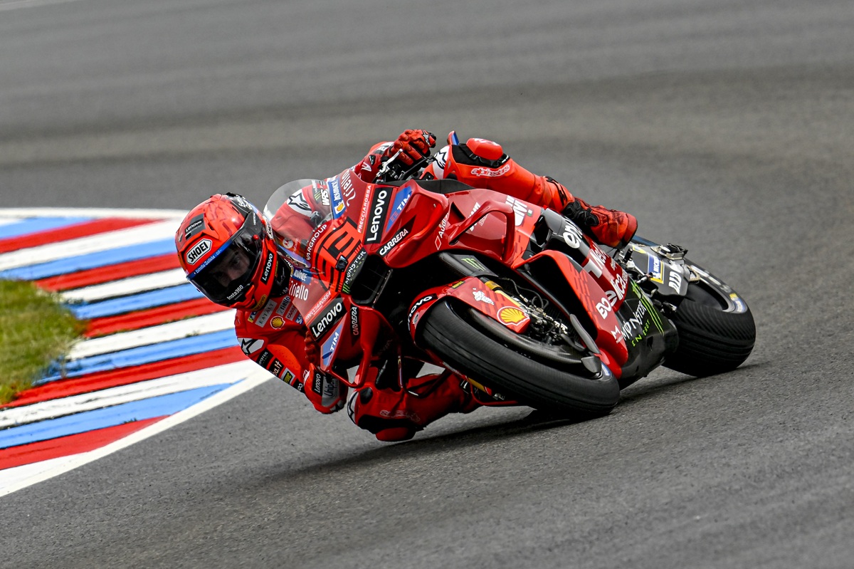 Marc Marquez vince la sprint di Brno, Bastianini sul podio