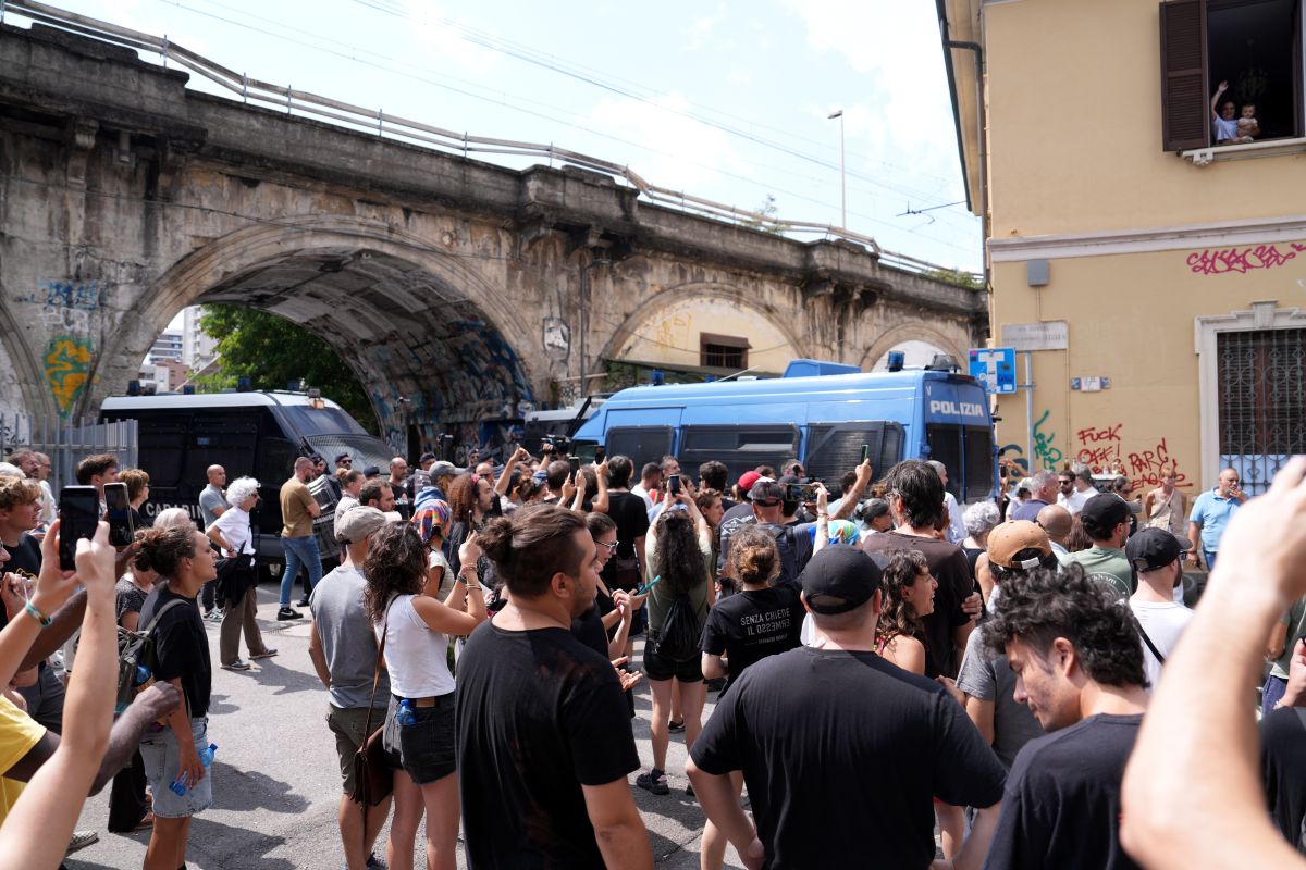 Milano, sgomberato il centro sociale Leoncavallo