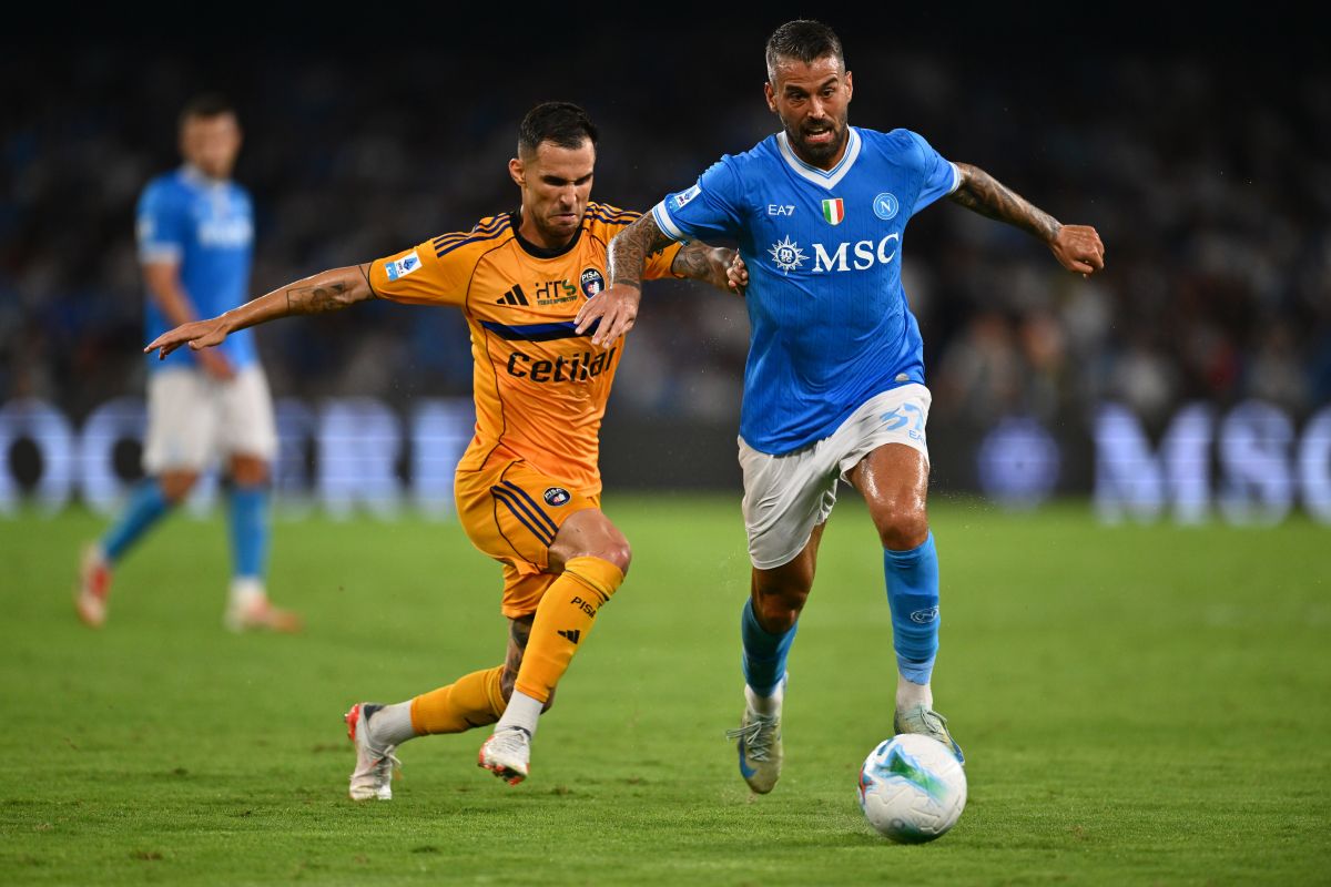 Il Napoli fatica ma batte il Pisa e resta solo in testa