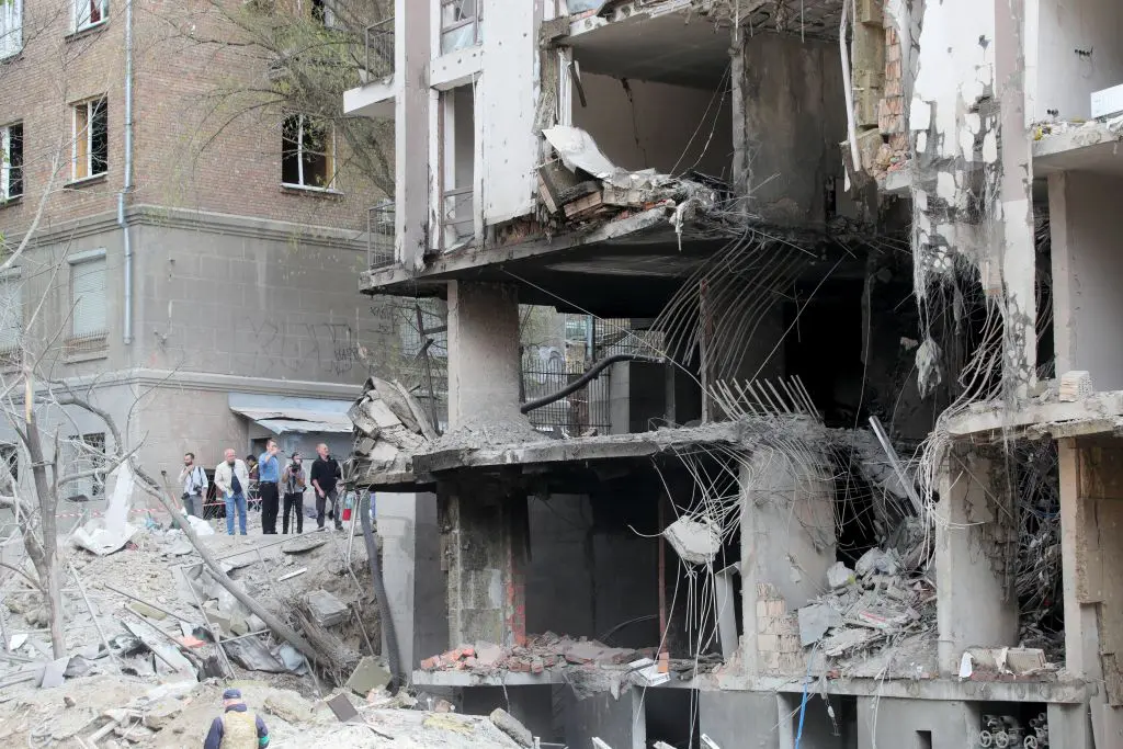 Ucraina, attacco russo nella notte, almeno quattro morti. Allarme in Polonia