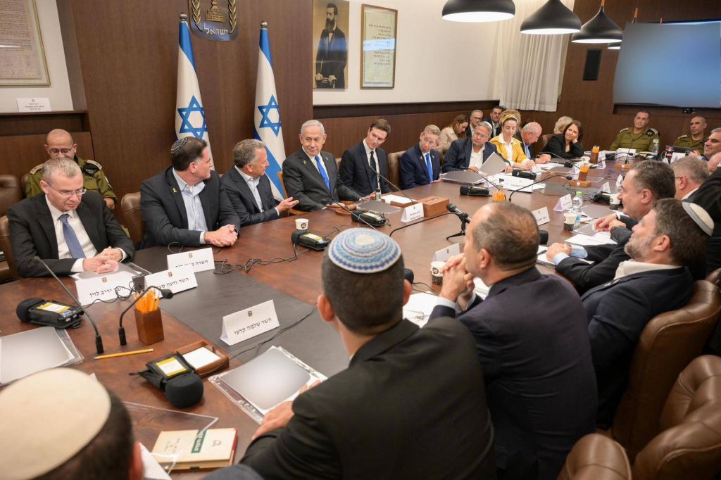 Israele approva l’accordo, a Gaza è in vigore il cessate il fuoco. Previsto vertice in Egitto di Trump con leader arabi e UE