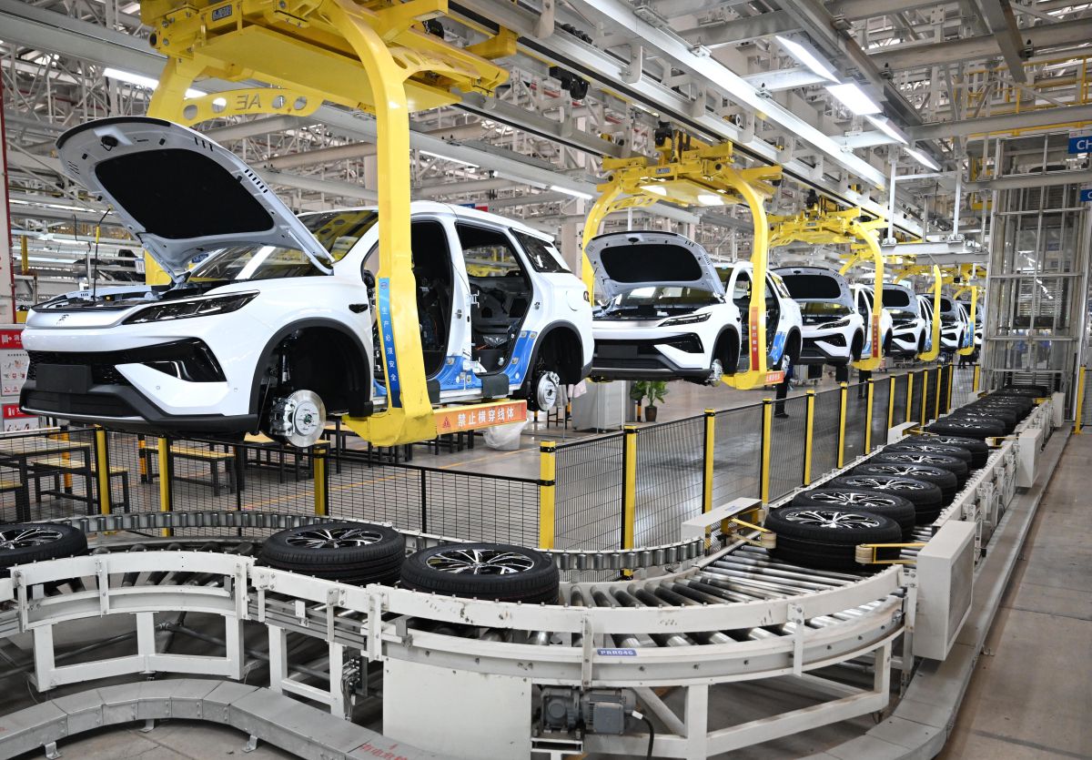 Cina: produzione e vendita veicoli elettrici aumentano nei primi 10 mesi del 2025