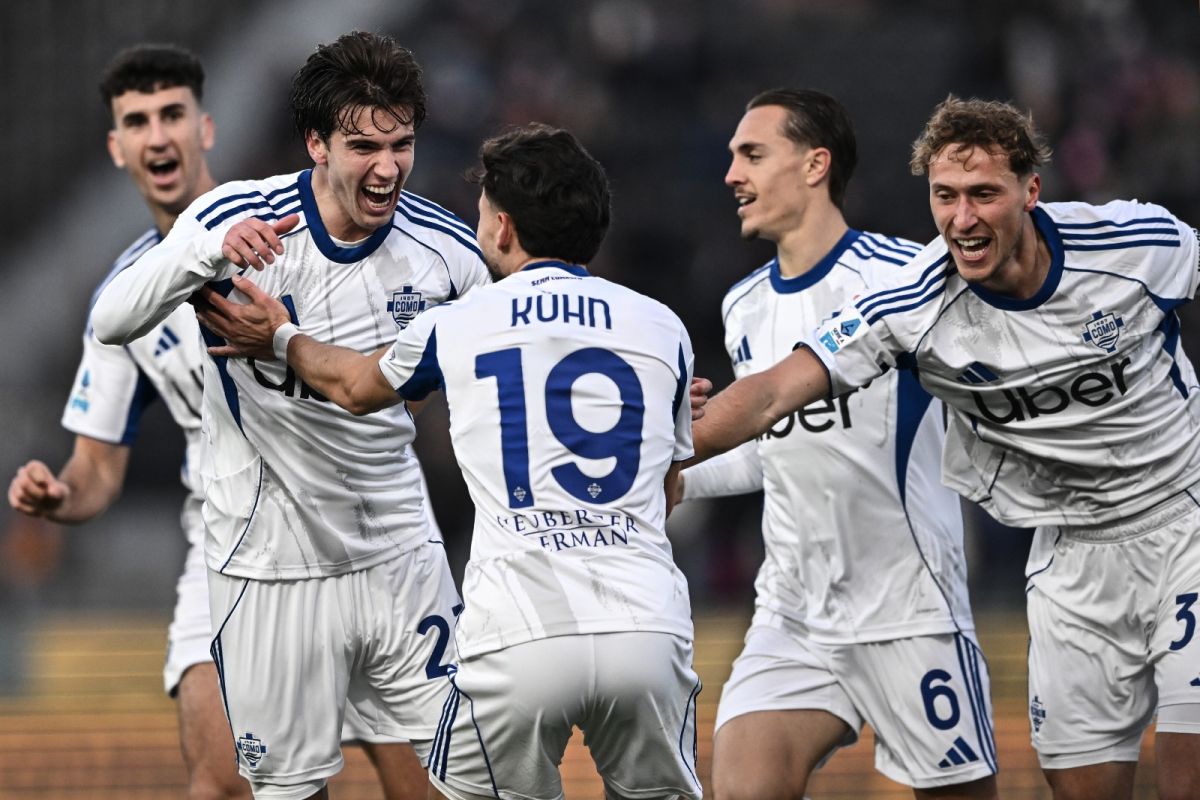 Il Como vince anche a Pisa e continua a sognare l’Europa