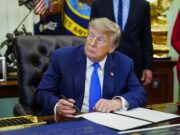 Trump “Israeliani non colpiscano Gaza, Hamas ha accettato di deporre le armi” Trump “Israeliani non colpiscano Gaza, Hamas ha accettato di deporre le armi”