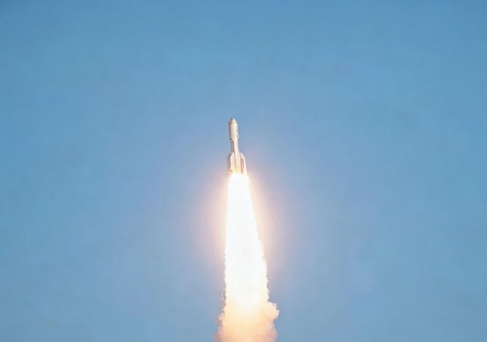 La Cina lancia in orbita nove satelliti dalle acque al largo di Shanghai