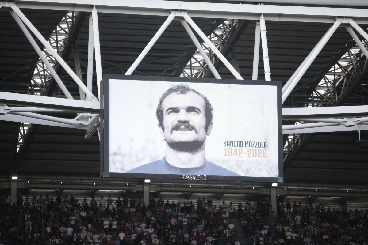 Tifosi di spalle durante il minuto di silenzio per Mazzola, Juventus multata