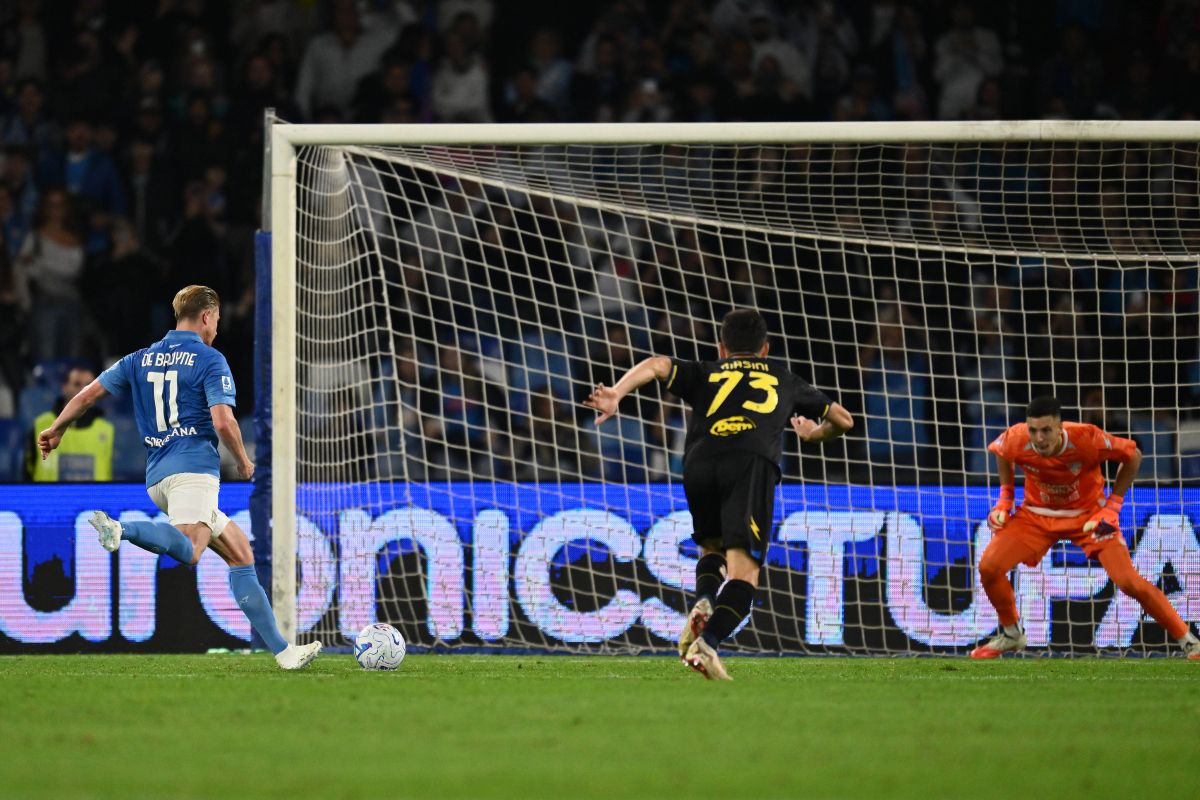 Doppietta De Bruyne e gol di Lang, al Maradona il Napoli batte 3-0 il Frosinone